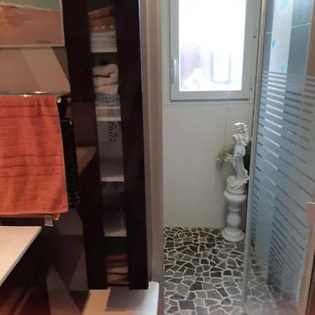 Chambre Lit Double Dans Pavillon , Chez Lilyanne Tonnay-Charente